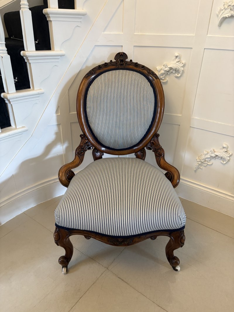 Superb Quality Carved Walnut Antique Victorian Ladies Chair - Image 3